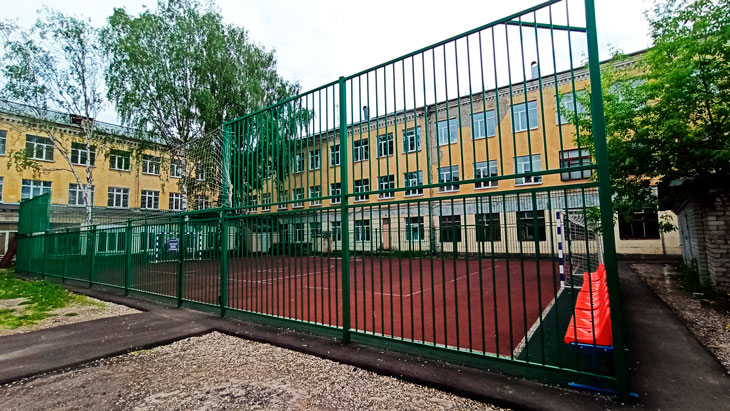 Школа 33 Ярославль: огороженная спортивная площадка.