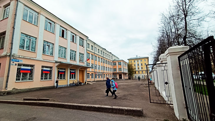 Школа 49 Ярославль: территория перед центральным входом.