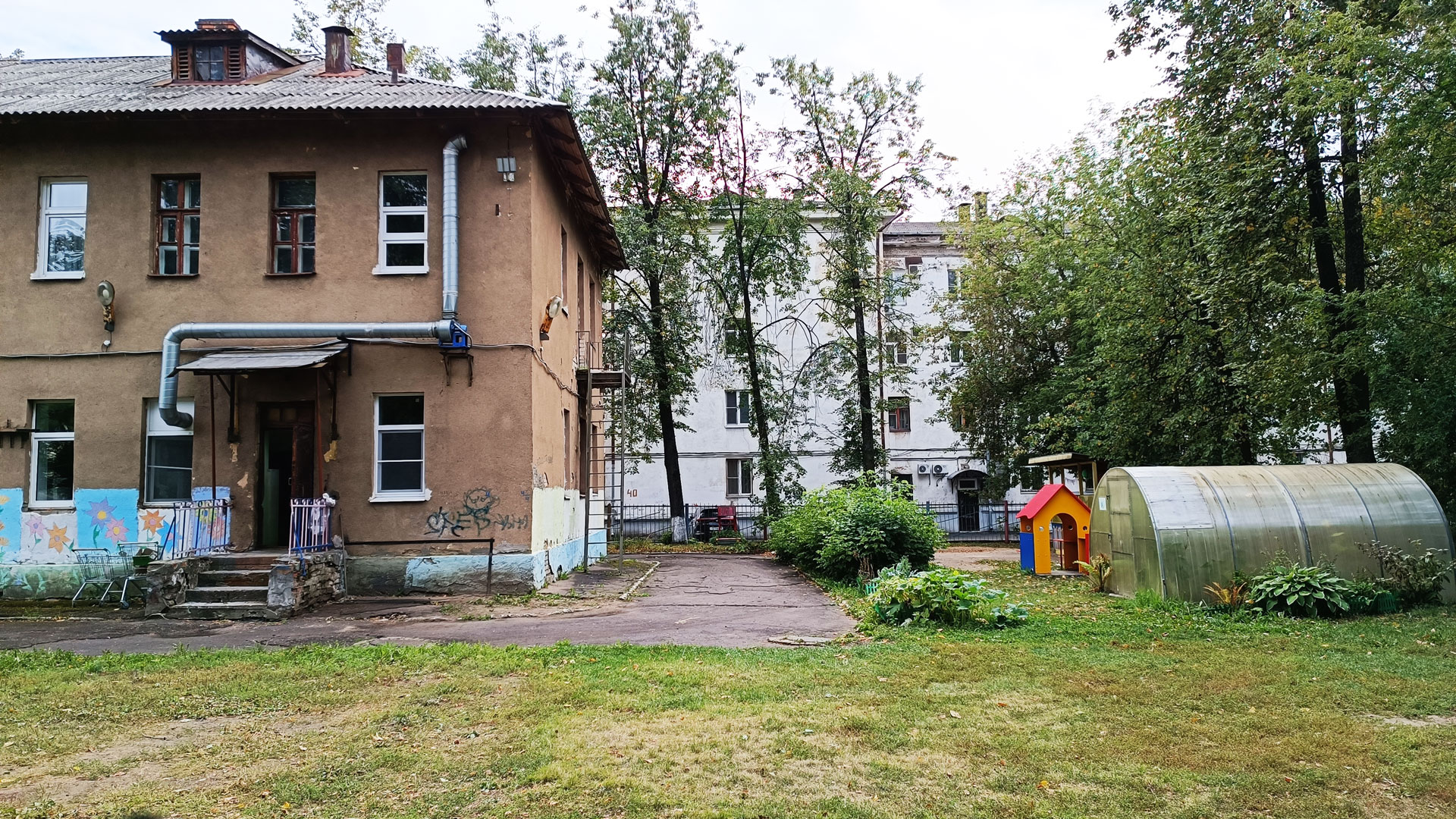 Детский сад 124 Ярославль: общий вид территории (Рыбинская, 32а).