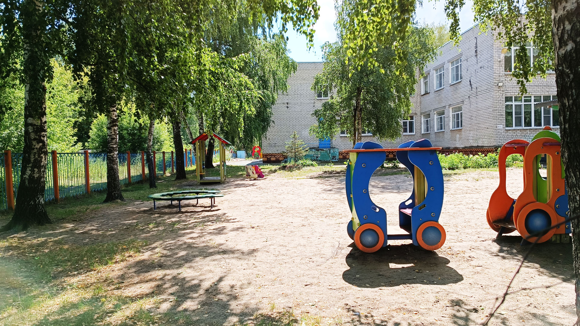 Детский сад 92 Ярославль: участок для прогулок (Кавказская, 35).