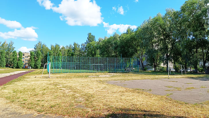 Школа 28 Ярославль: футбольное поле.