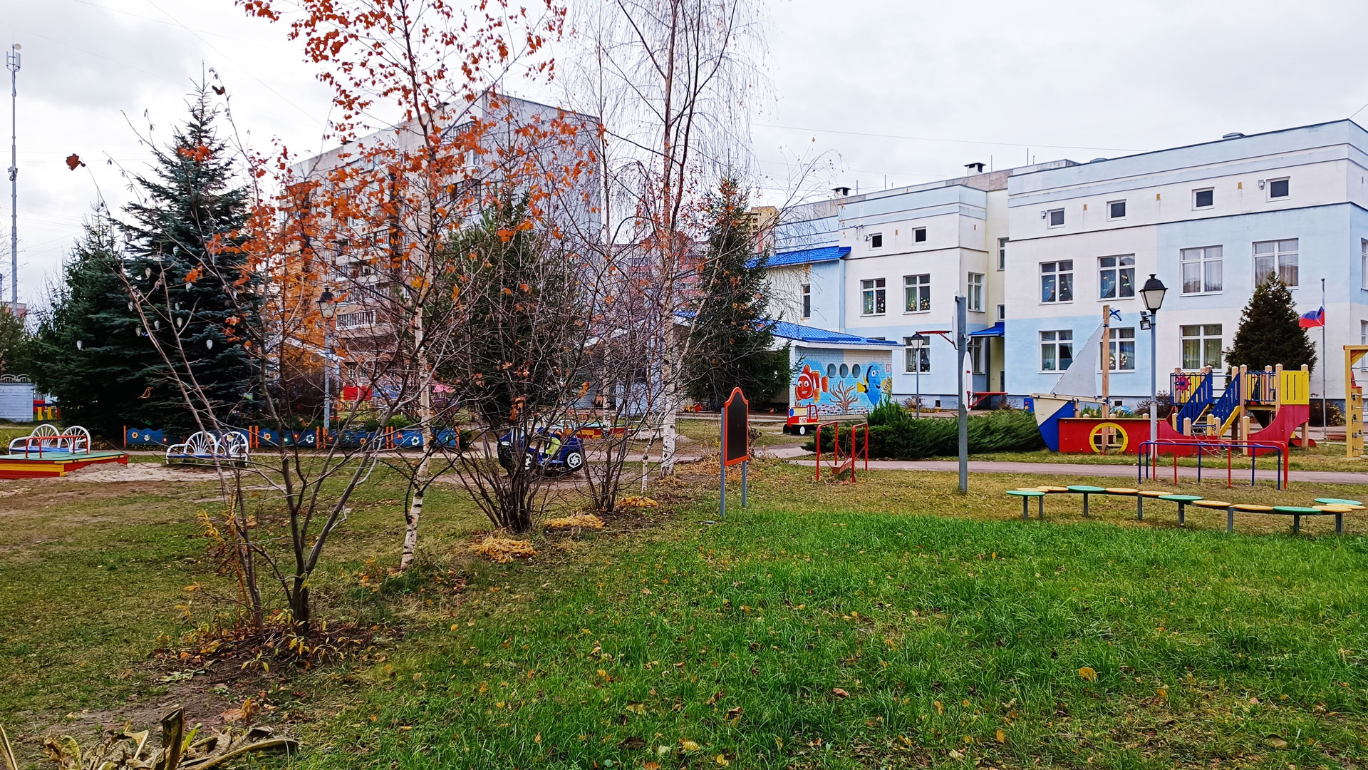 Детский сад 100 Ярославль: прогулочные площадки.