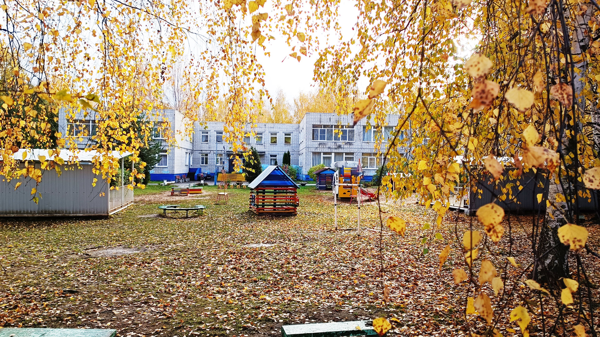 Детский сад 55 Ярославль: 1-я Приречная 19а, площадка для игр.