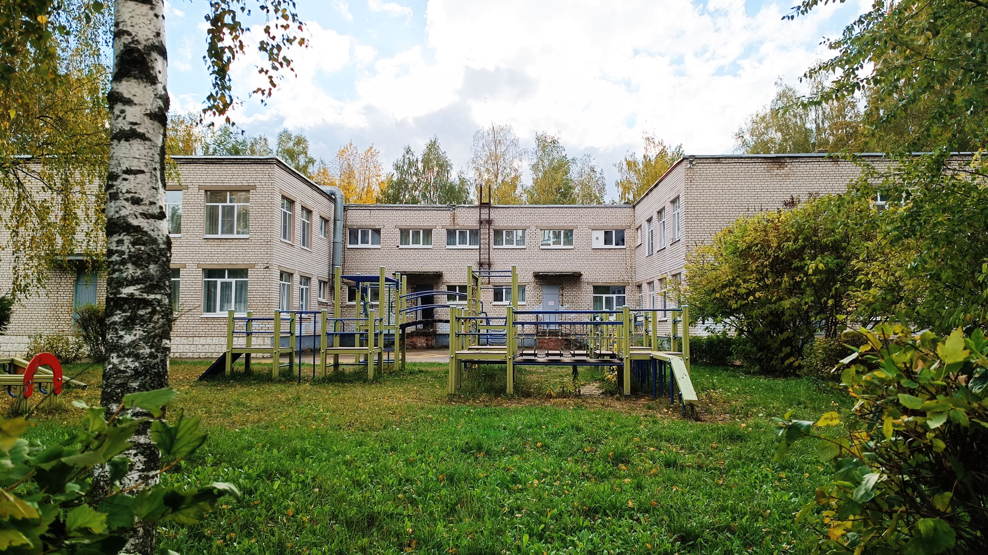 Детский сад 93 Ярославль по ул. Громова, 26а: спортивный городок.