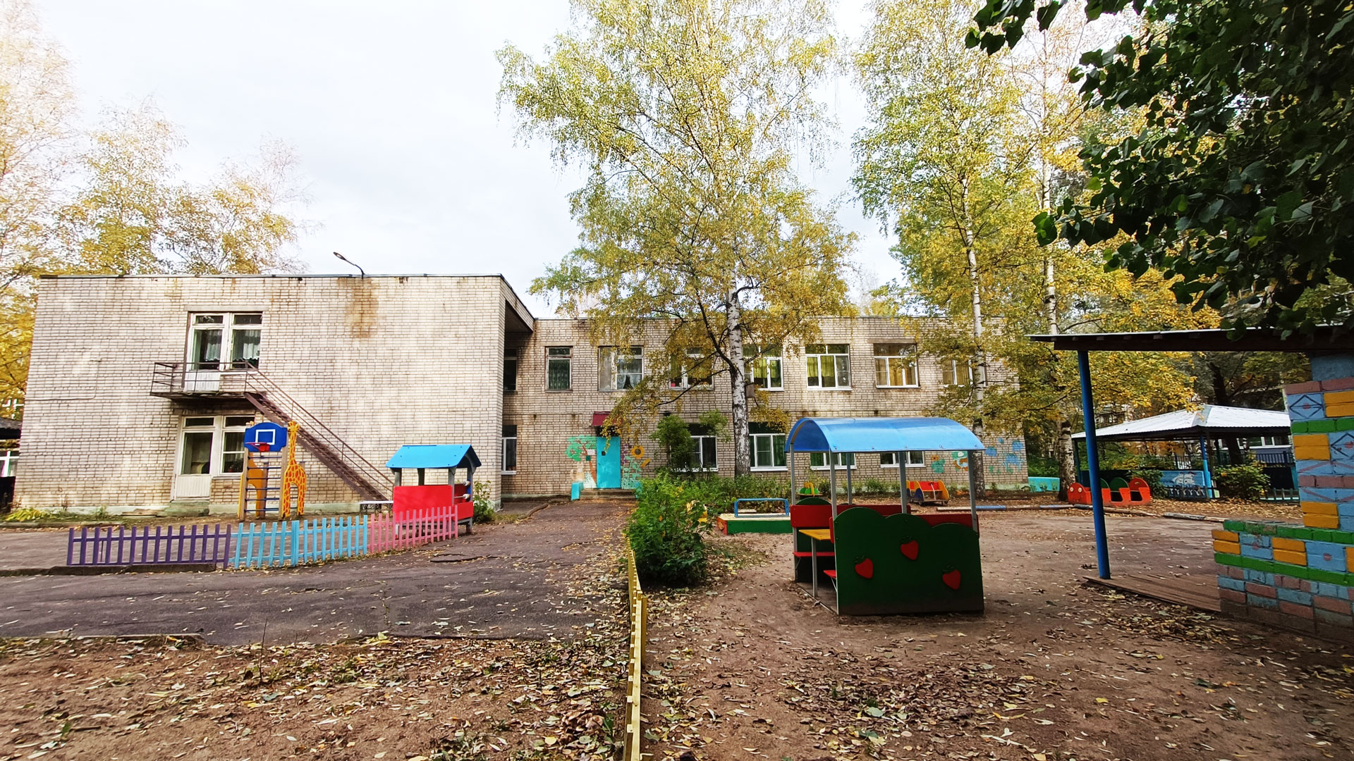 Детский сад 91 Ярославль: главный вход в здание садика.