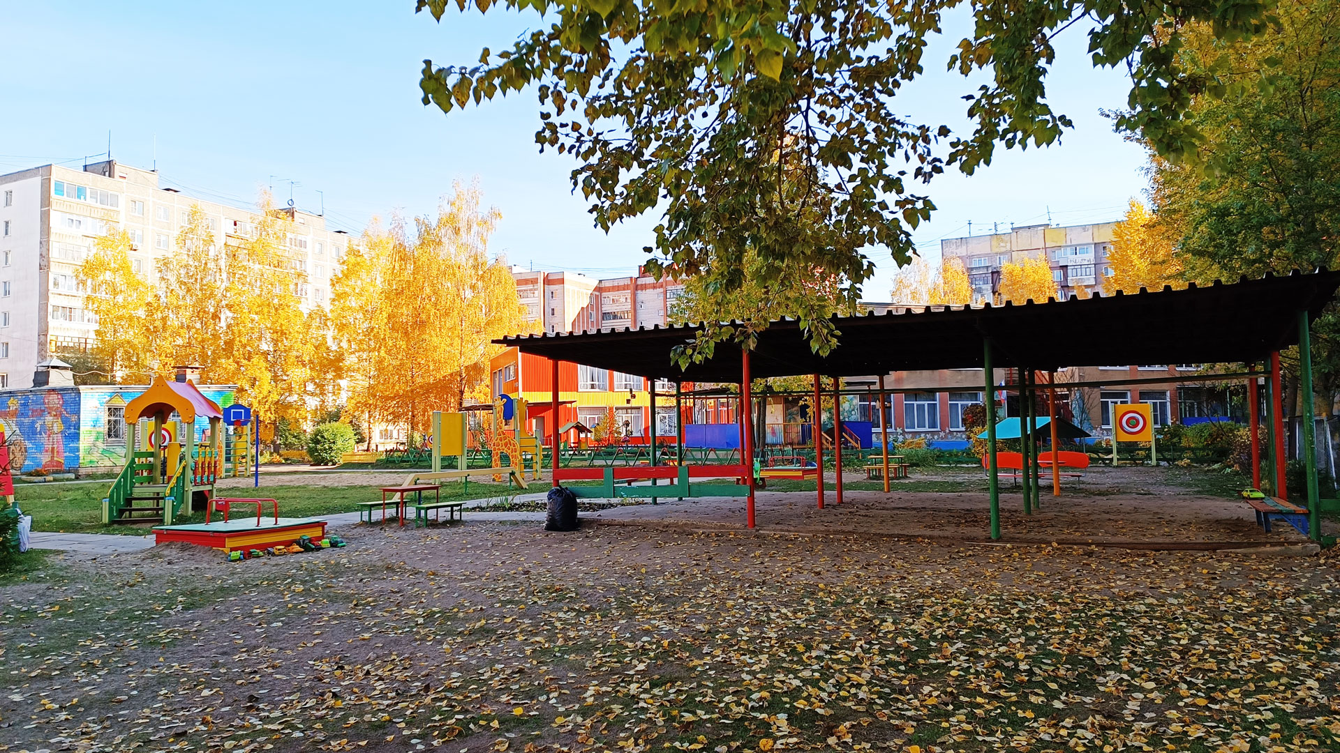 Детский сад 109 Ярославль: обзорный вид игровых площадок.