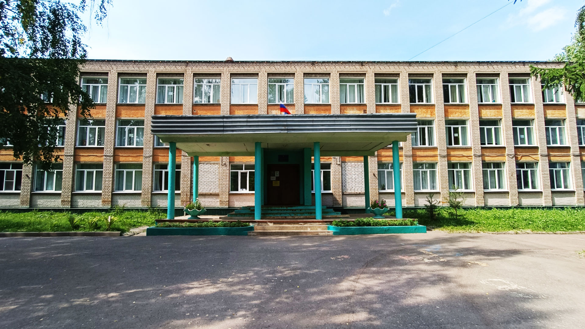 Школа 39 Ярославль: центральный вход в здание учреждения.