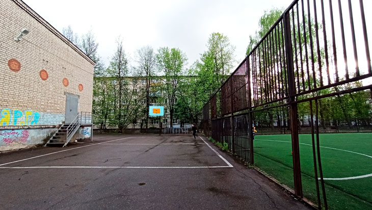 Школа № 25 в Ярославле: площадка для игры в баскетбол.