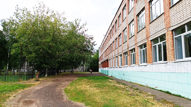 Школьный двор школы № 67 города Ярославля.