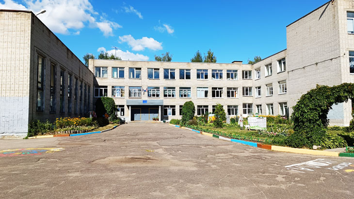 Школьный двор СОШ № 28 в городе Ярославле.