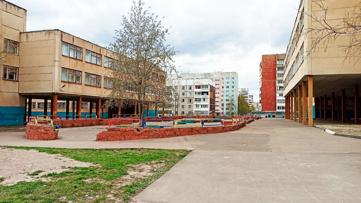 Школьный двор между двумя зданиями школы № 83 в Ярославле.