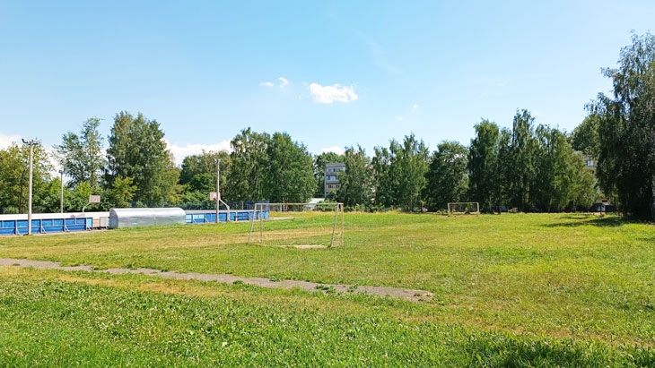 Школа 17 Ярославль: футбольное поле.