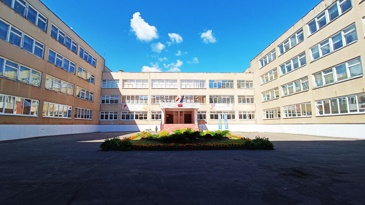Школьный двор СОШ № 66 в городе Ярославле.