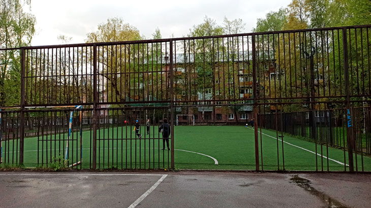 Школа 25 Ярославль: футбольная площадка.