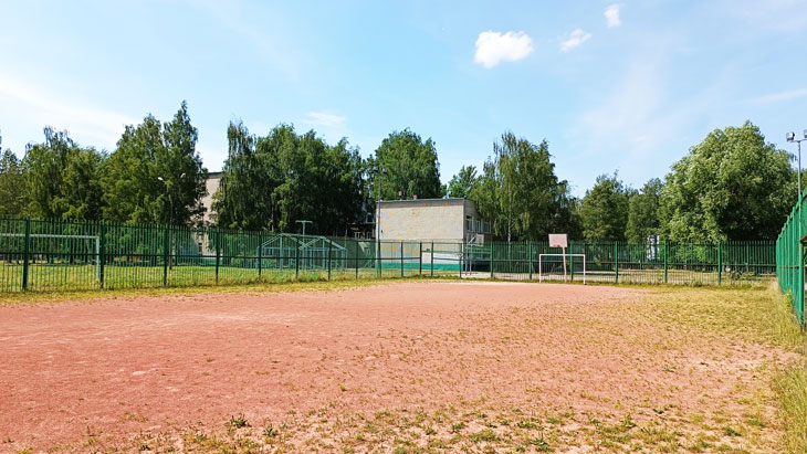 Школа 10 Ярославль: огороженное футбольное поле.