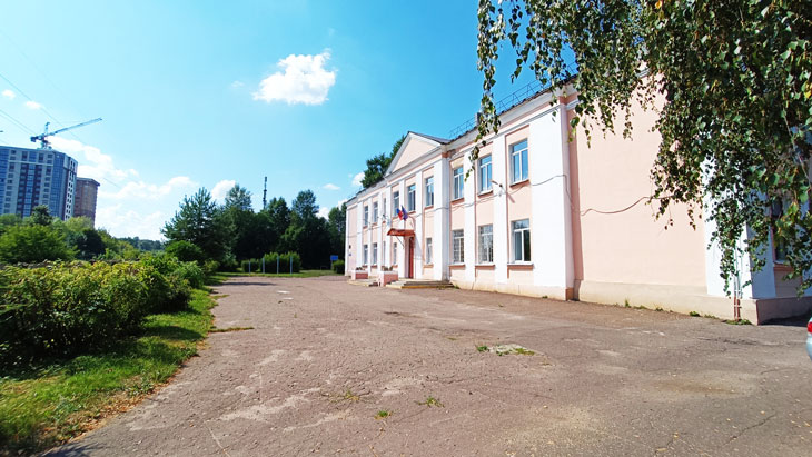 Школьный двор 35 школы в городе Ярославле.