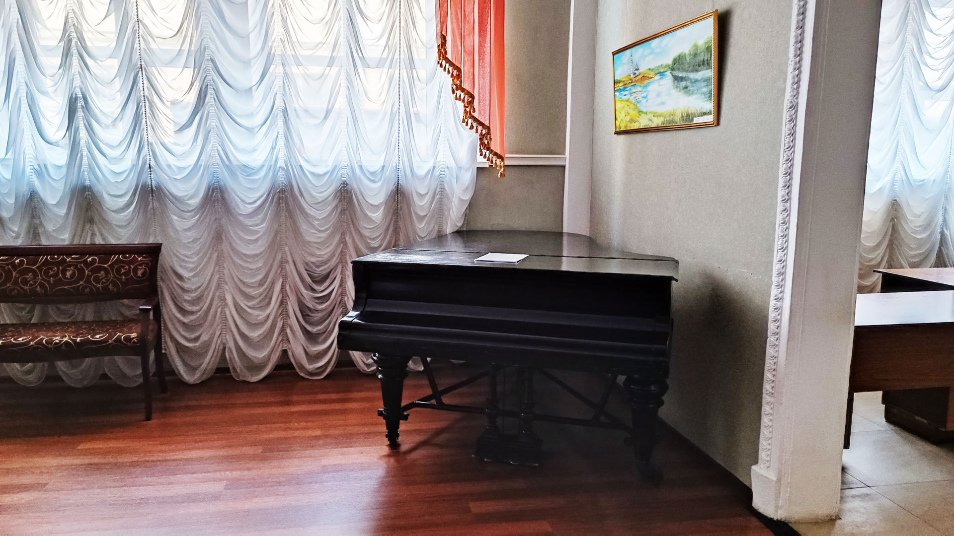 Филармония Ярославль: рояль, расположенный в фойе.