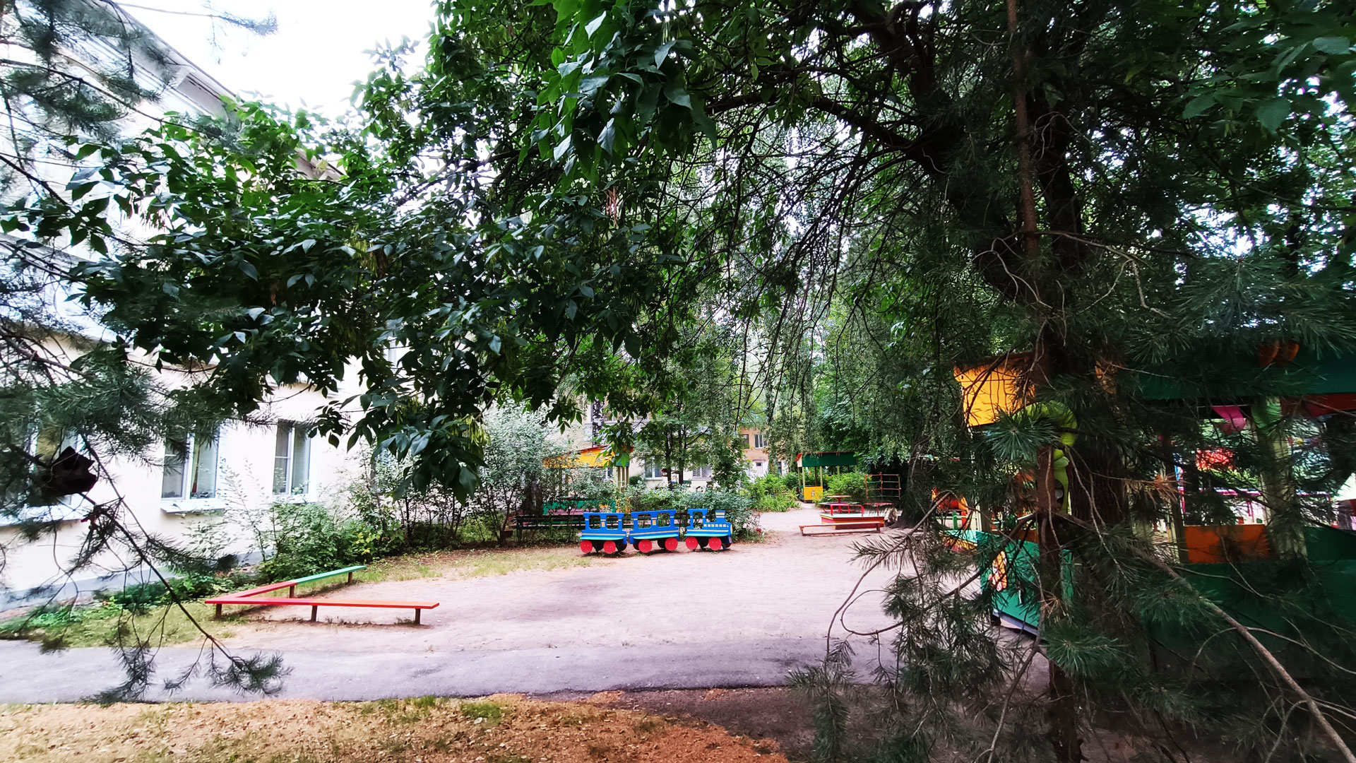 Детский сад 3 Ярославль: прогулочная и игровая зона.