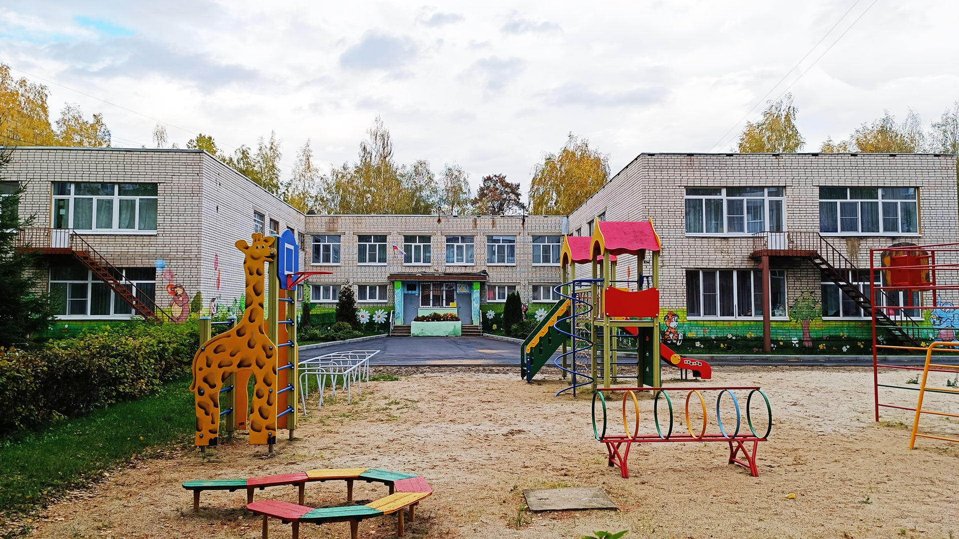 Детский сад 93 Ярославль: главный вход в здание садика.