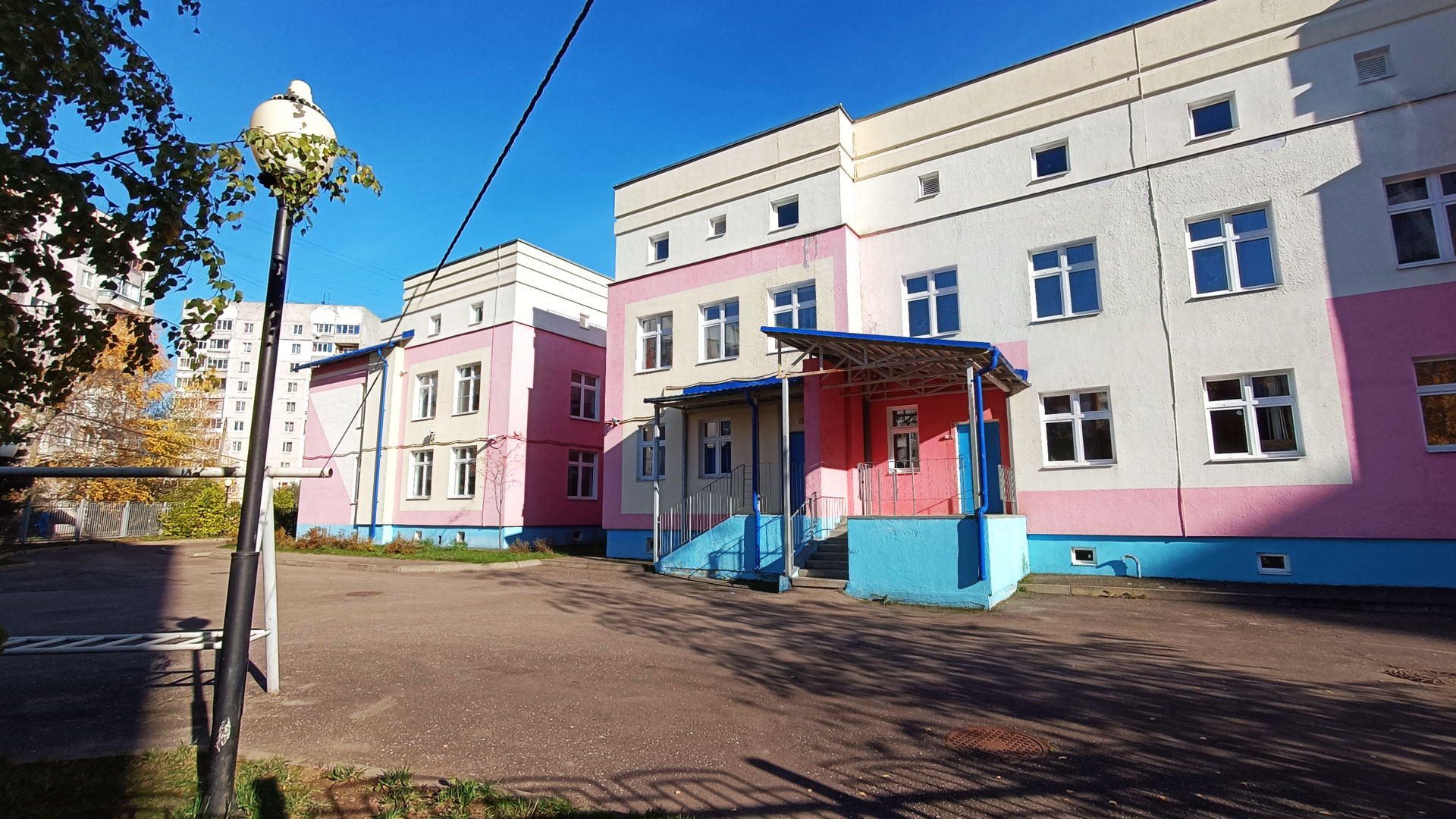 Детский сад 228 Ярославль: главный вход в здание садика.