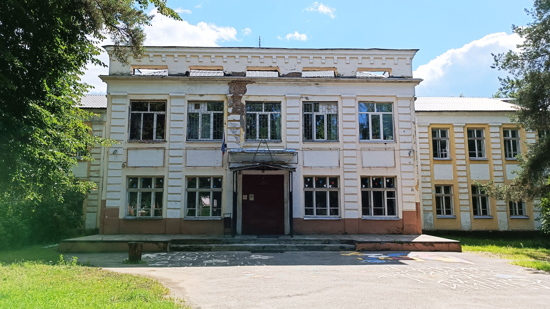 Школа 47 Ярославль: центральный вход в здание учреждения.
