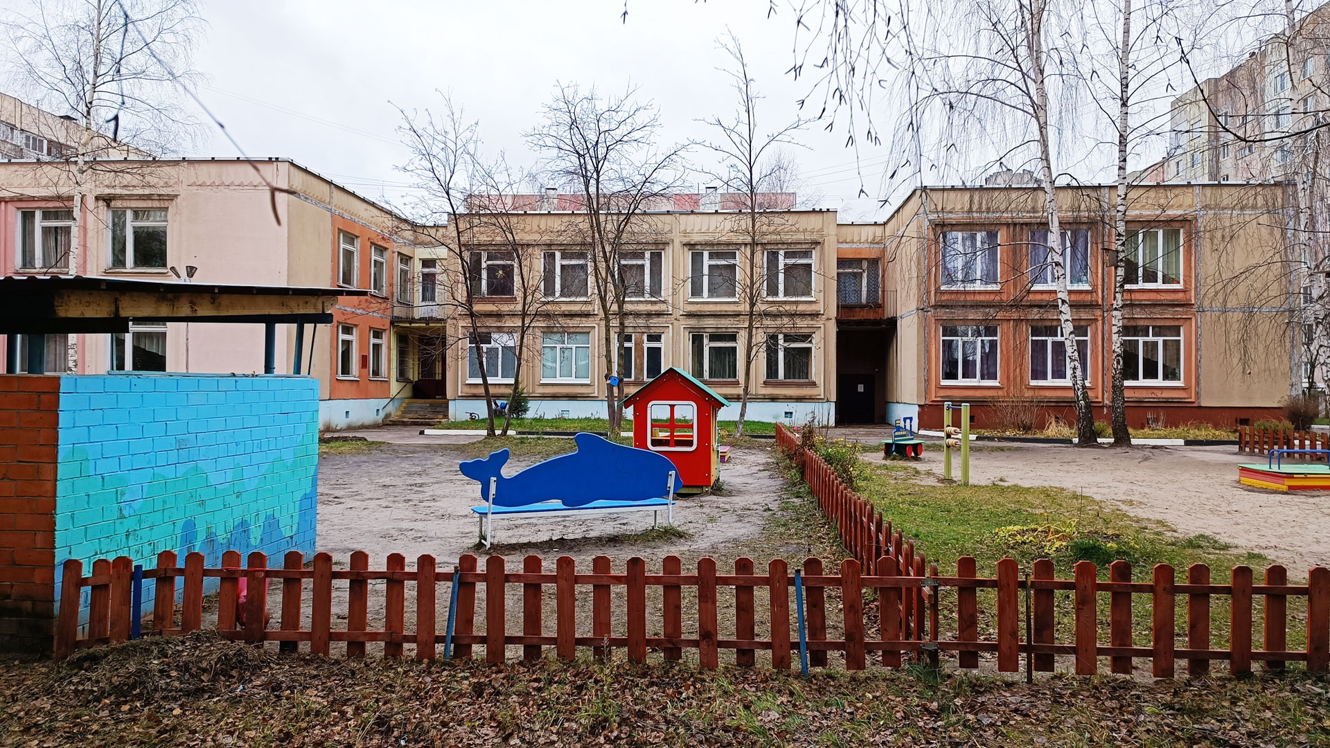 Детский сад 95 Ярославль: главный вход в здание садика.
