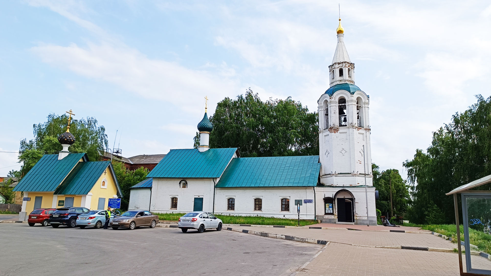 Тверицкая набережная Ярославль: панорамный вид храма. 