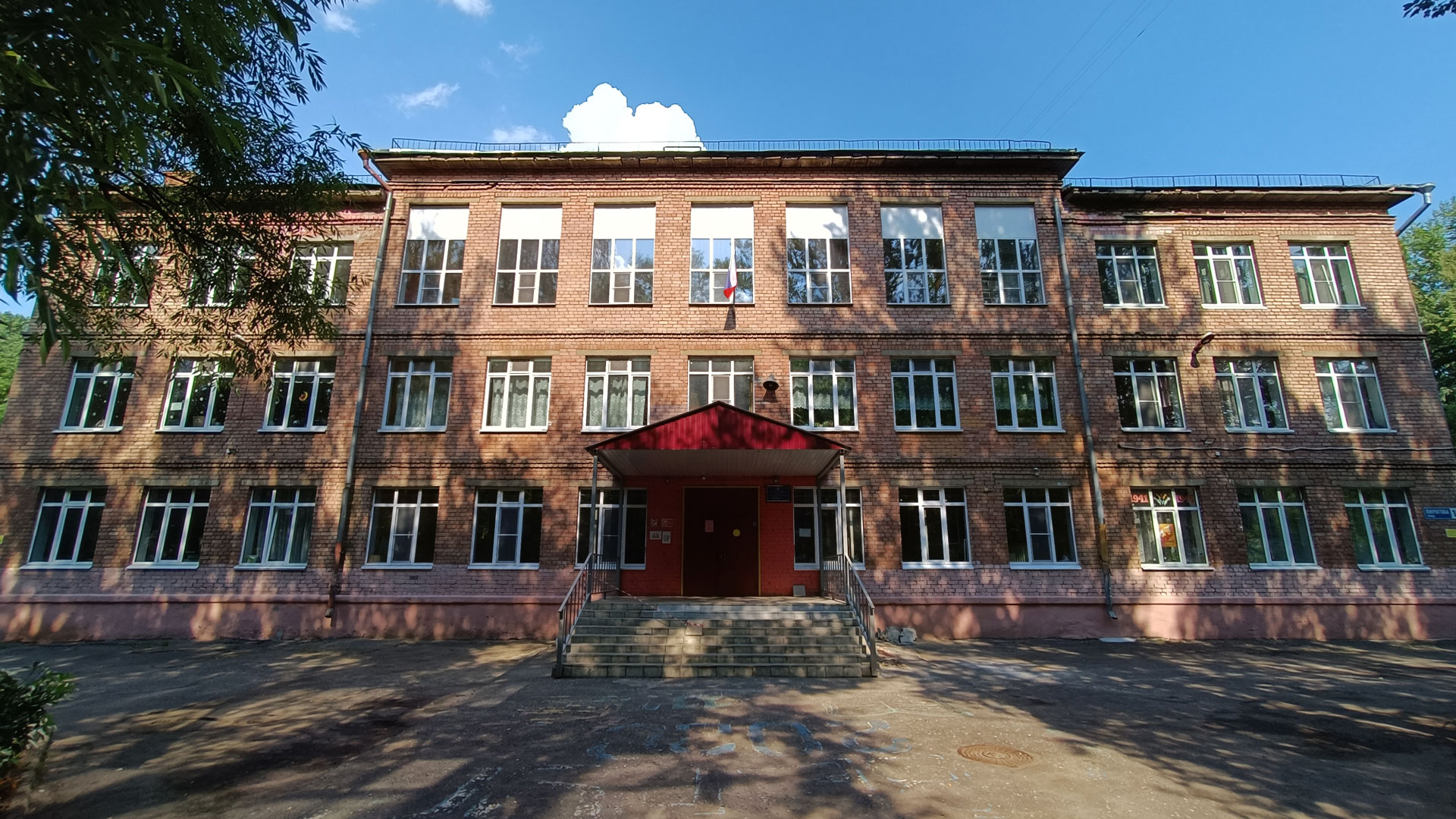 Школа 78 Ярославль: центральный вход в здание учреждения.
