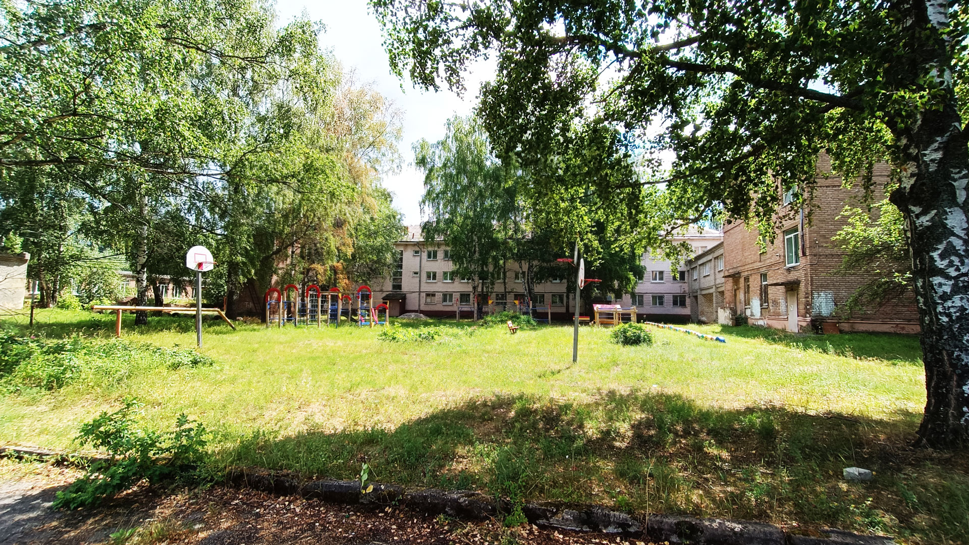 Школа-интернат 6 Ярославль: общий вид территории и здания.