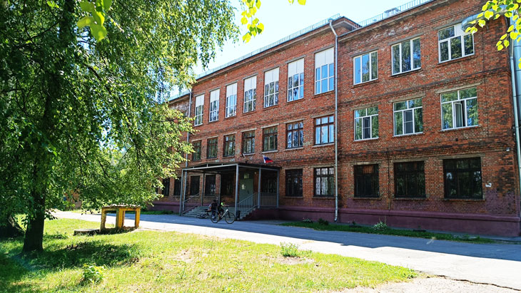 Школьный двор СОШ № 60 в городе Ярославле.