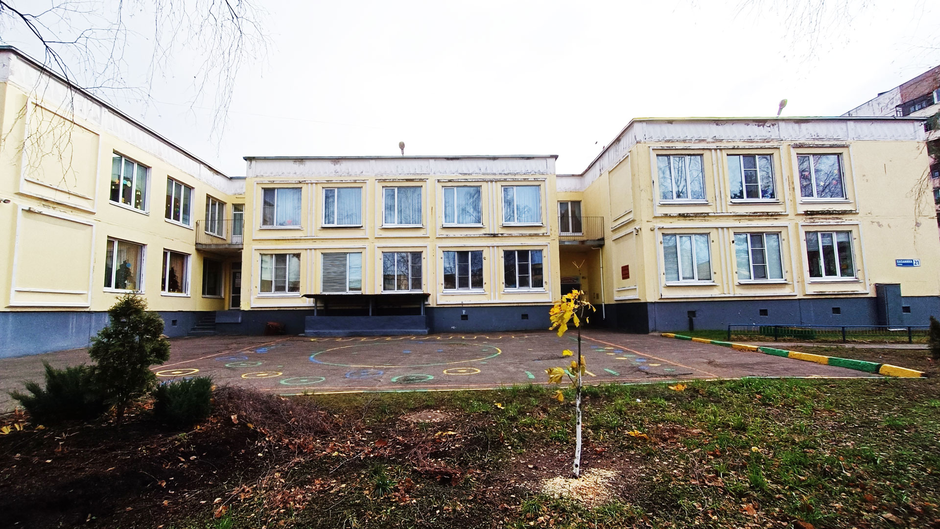 Детский сад 112 Ярославль: главный вход в здание садика.
