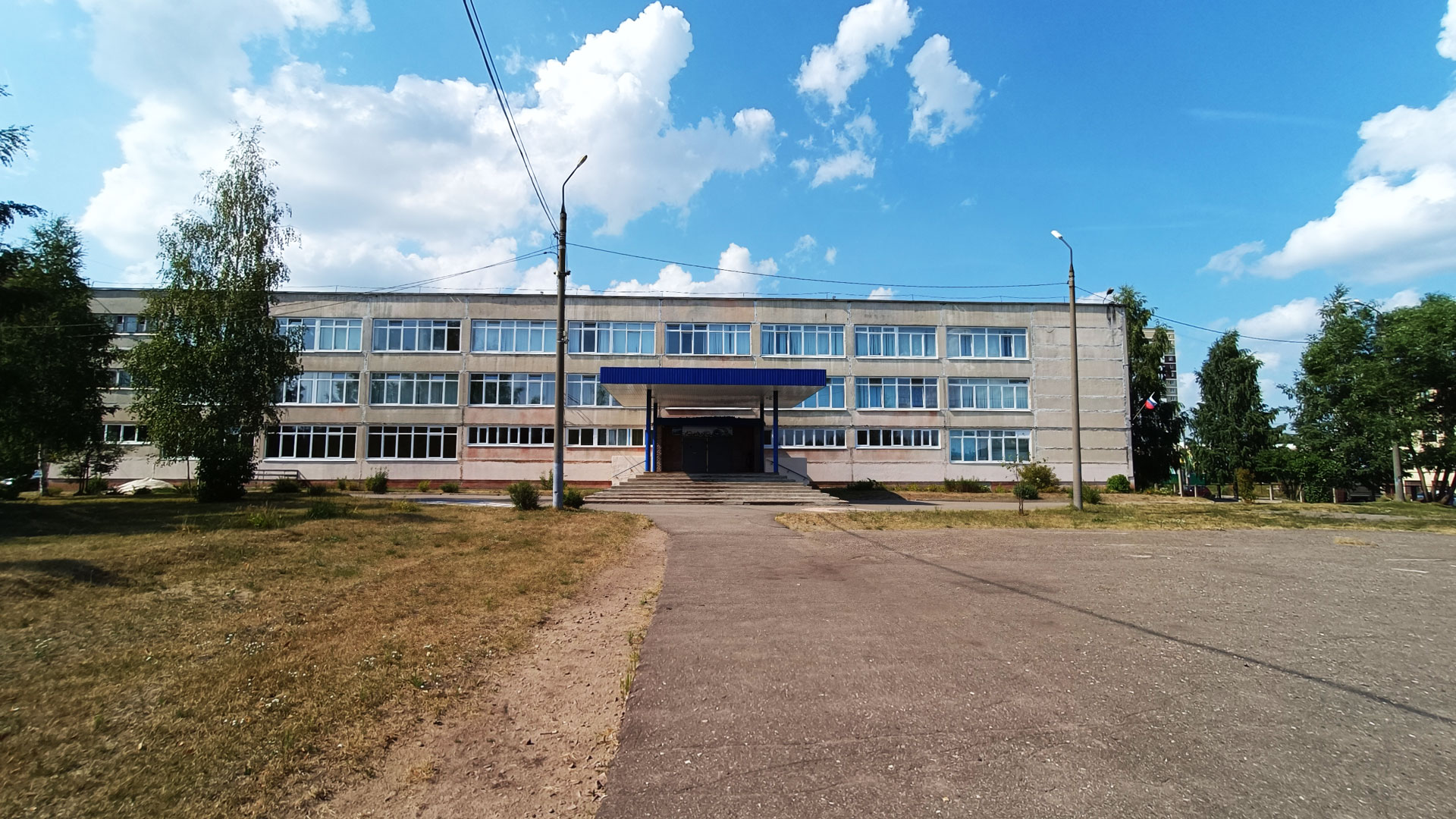 Школа 88 Ярославль: центральный вход в здание учреждения.