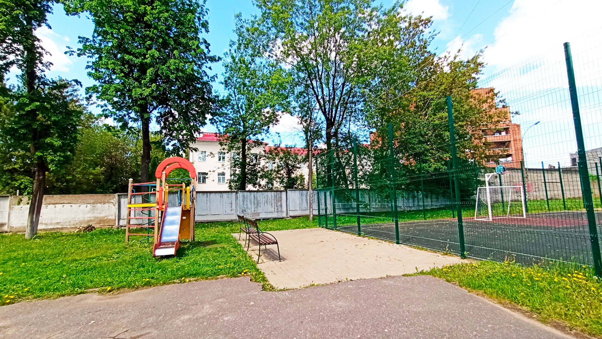 Площадка для игр в школе-интернате № 7 в городе Ярославле.