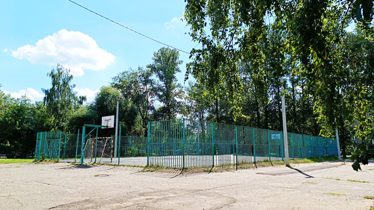 Спортивная площадка школы № 23 в городе Ярославле.