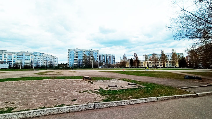 Спортивное поле в школе № 83 города Ярославля.