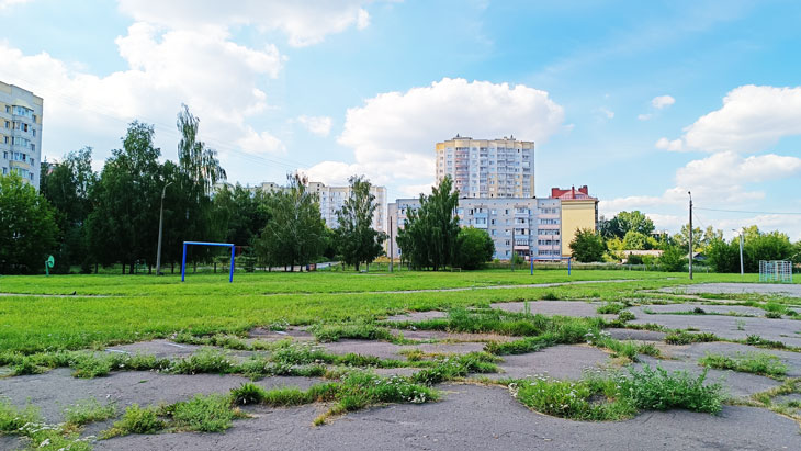 Футбольное поле школы 21 в городе Ярославле.