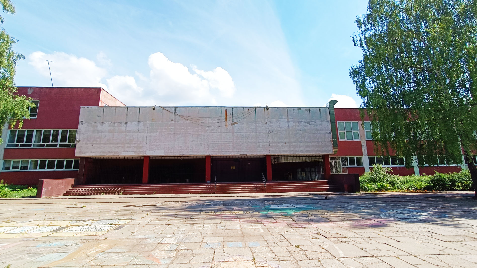 Школа 58 Ярославль: центральный вход в здание учреждения.