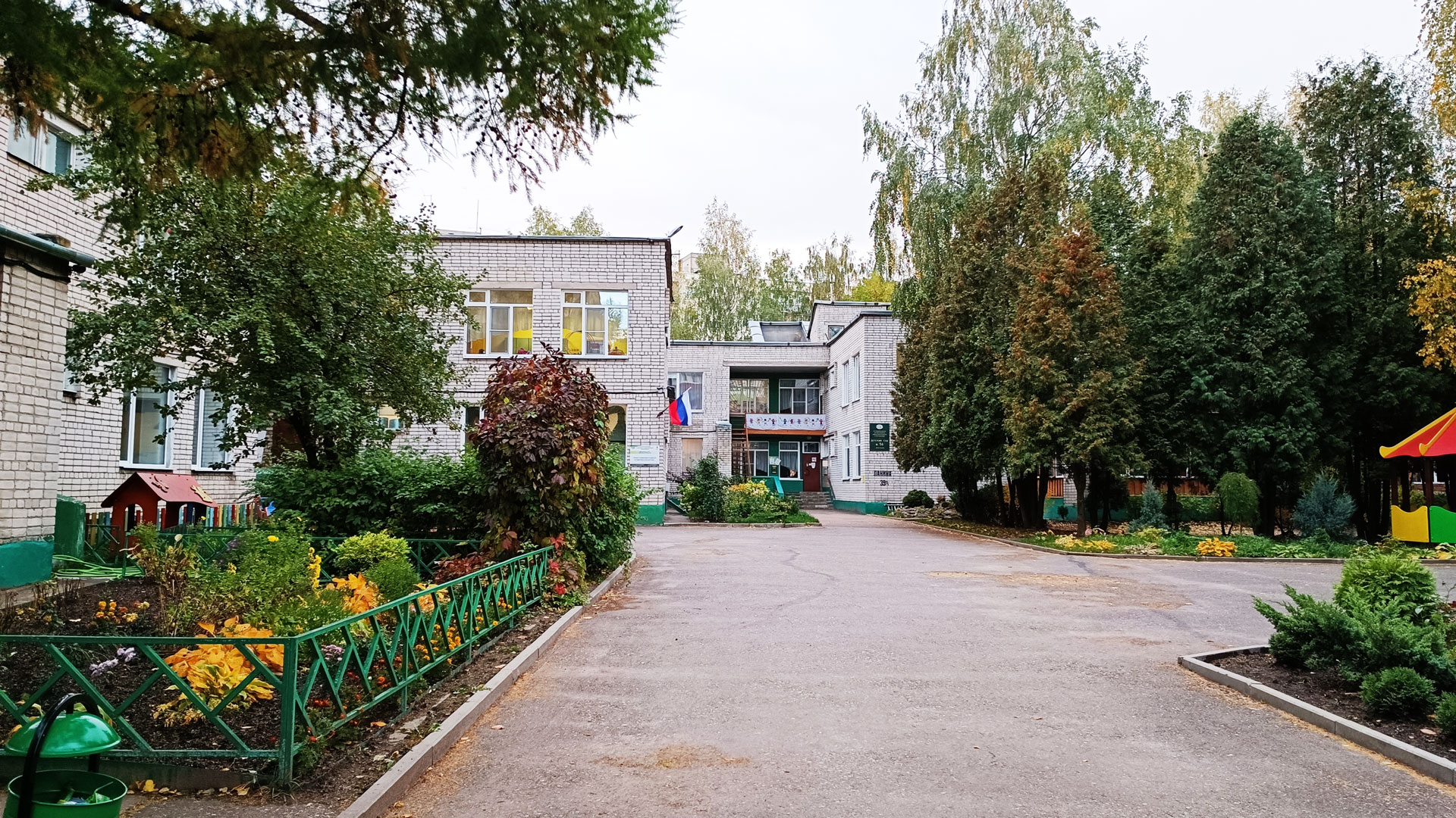 Детский сад 56 Ярославль: главный вход в здание садика.