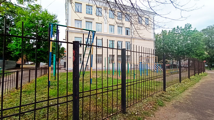 Огороженная спортплощадка 70 школы Ярославля.