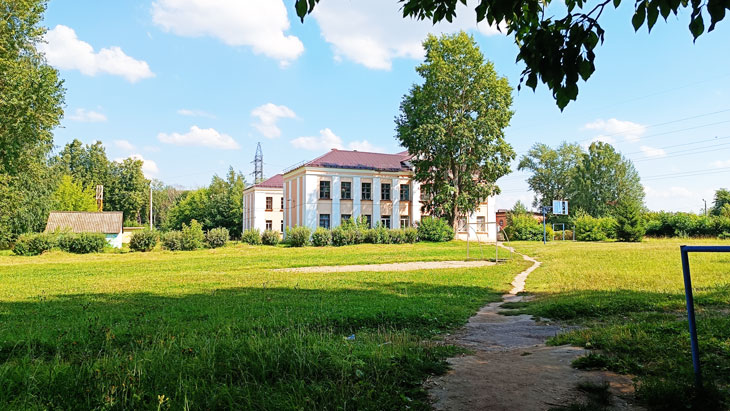 Школа 35 Ярославль: панорамный вид территории и здания.