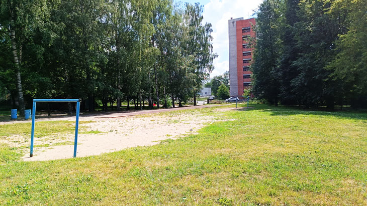 Футбольное поле школы № 75 в городе Ярославле.