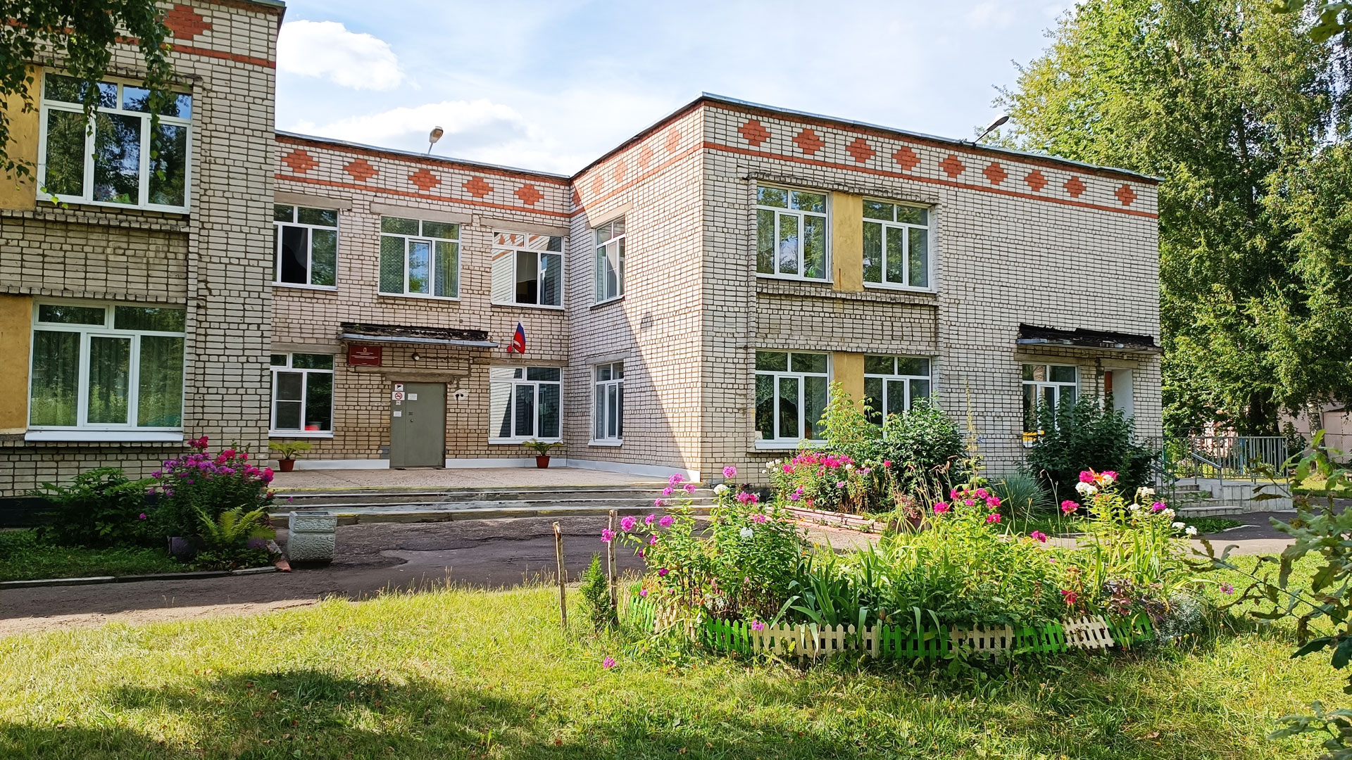Начальная школа – детский сад 85 Ярославль: общий вид здания (детсад).