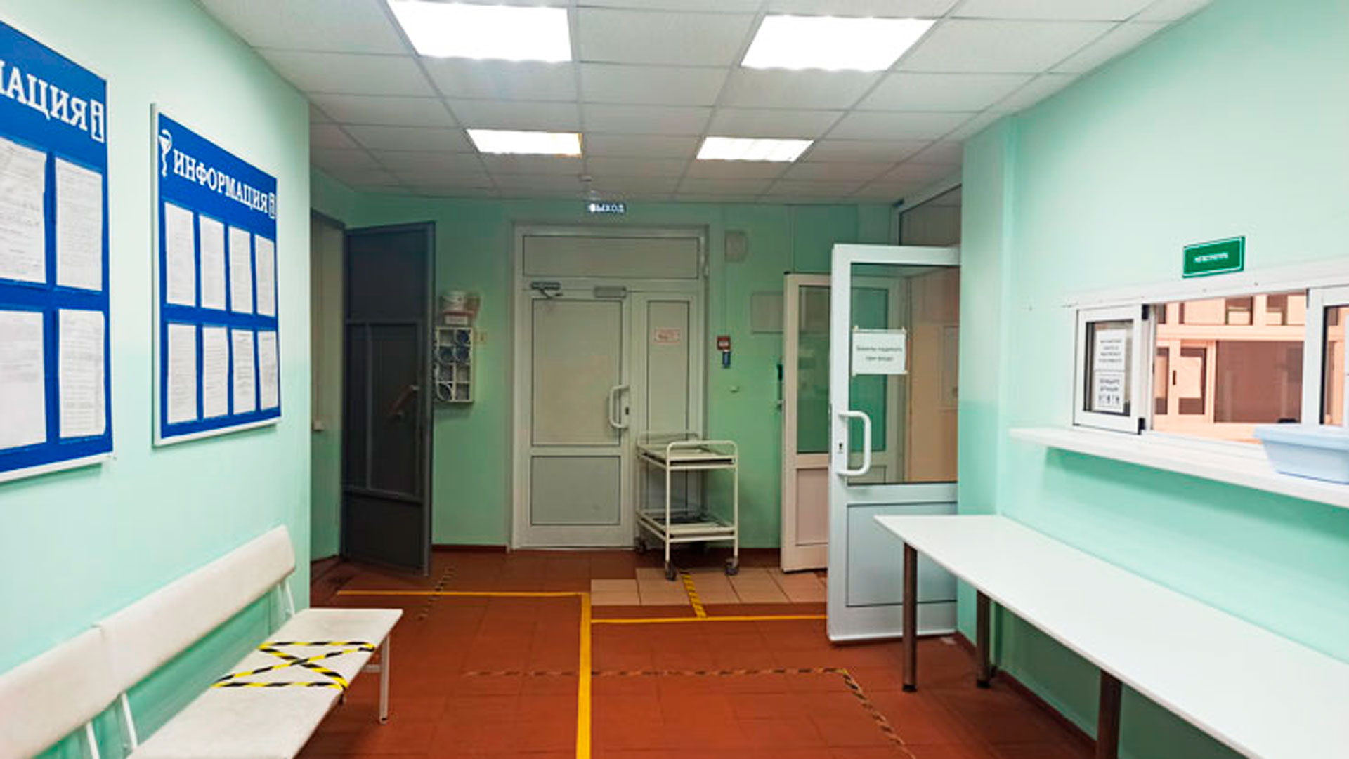 Лаборатория Соловьёвской больницы Ярославль: окно регистратуры. 