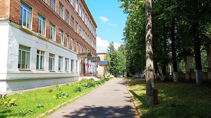Школа 12 Ярославль: общий вид здания и территории.