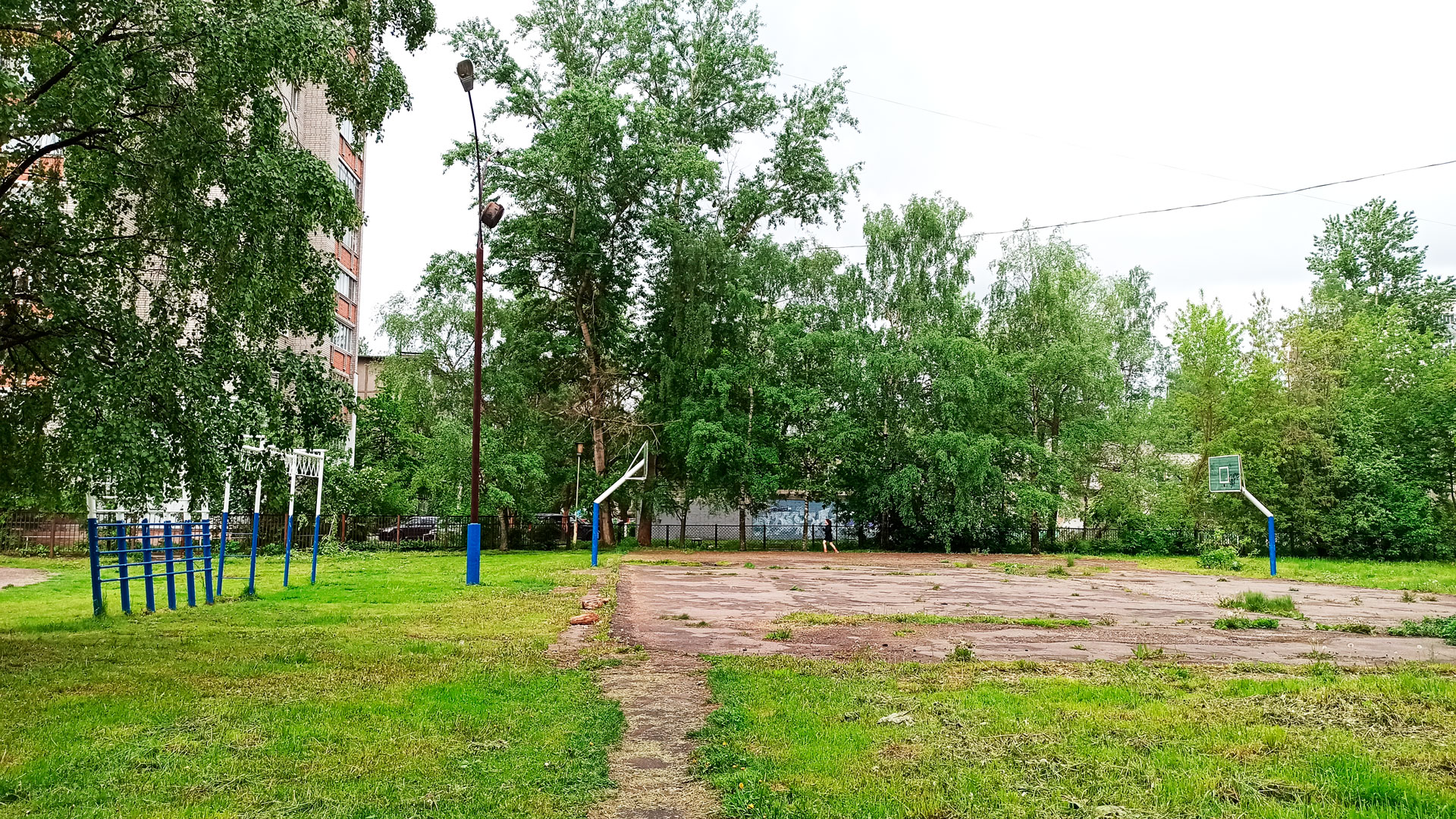 Баскетбольная площадка школы № 1 города Ярославля.