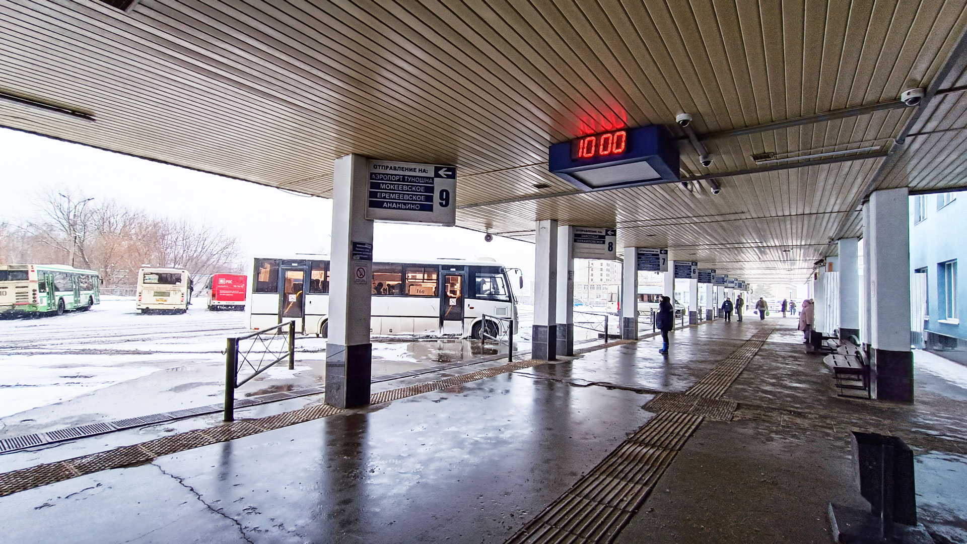 Автовокзал Ярославль: отправление автобусов с платформы.