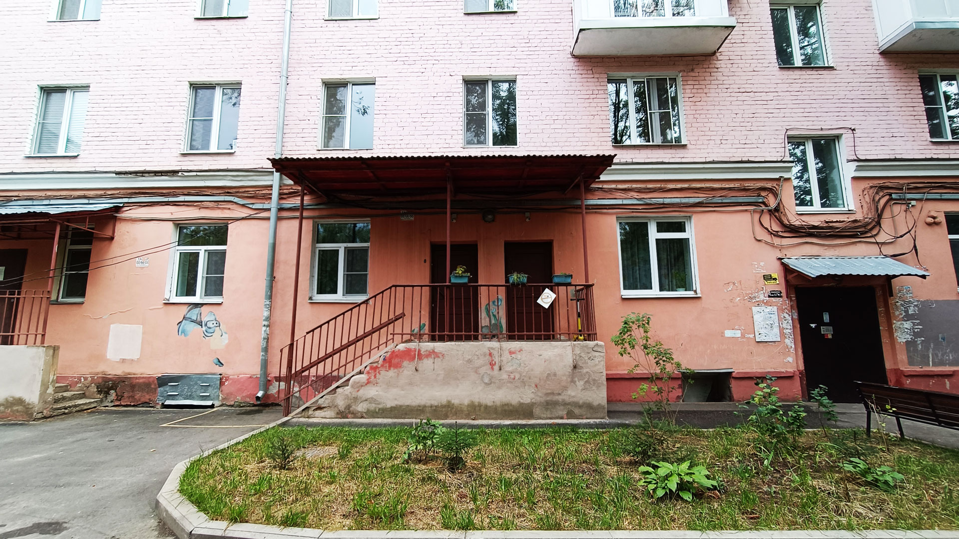 Детский сад 214 Ярославль: центральный вход в здание.