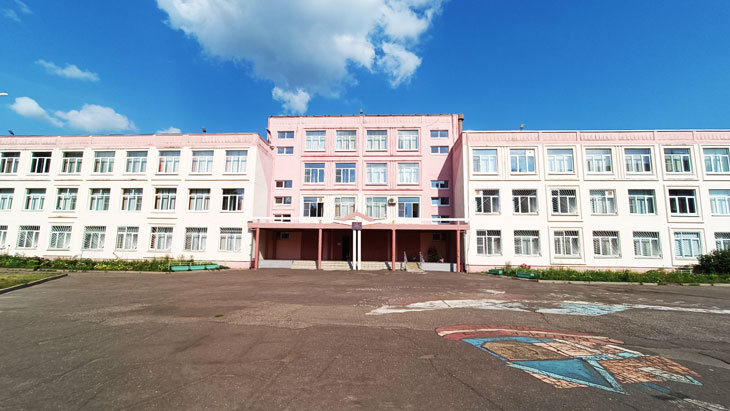 Школьный двор СОШ № 89 в городе Ярославле.