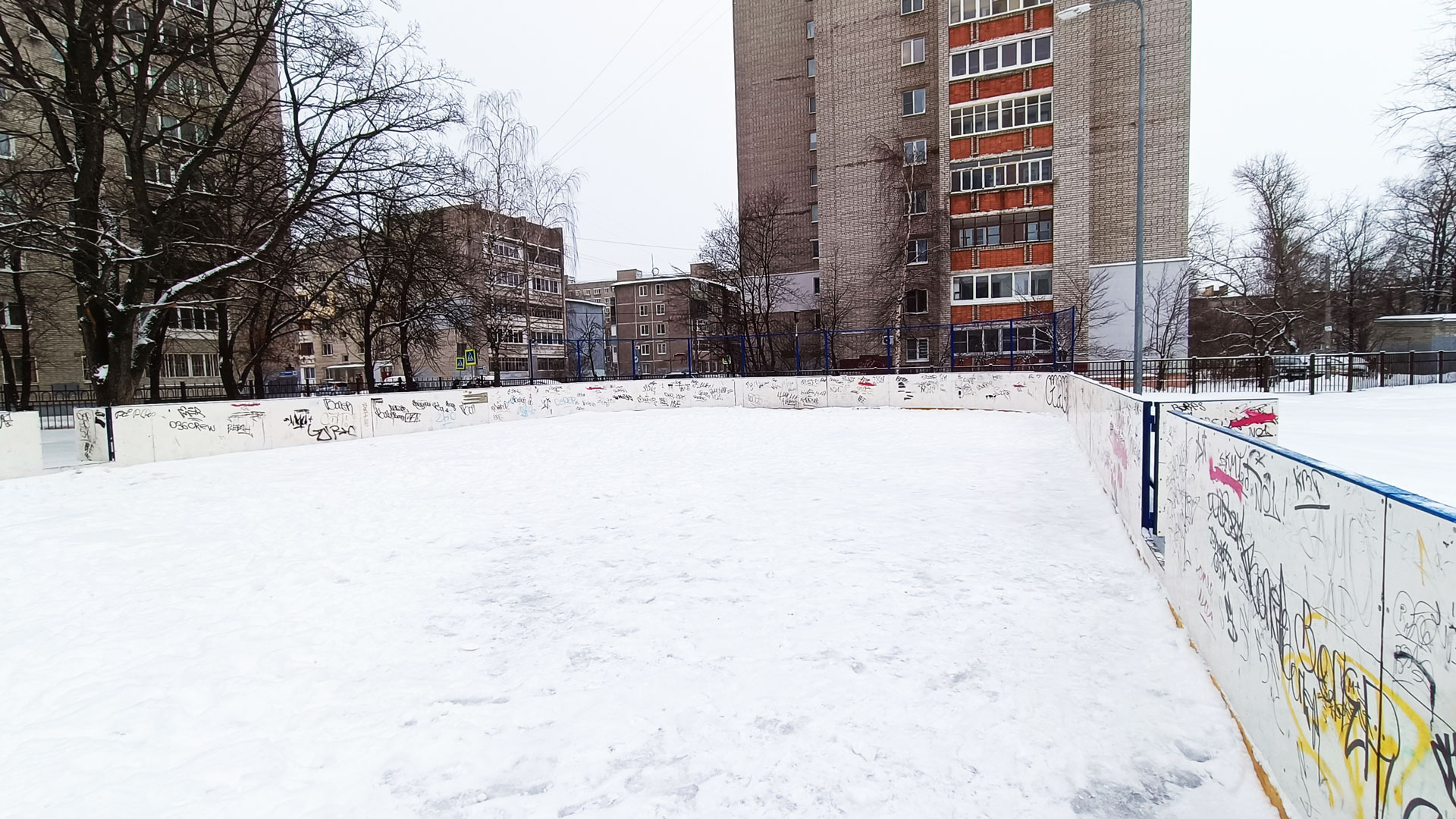 Бесплатные катки в Ярославле: ул. Салтыкова-Щедрина, 75.