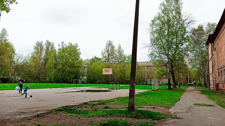 Баскетбольная площадка в школе № 76 города Ярославля.